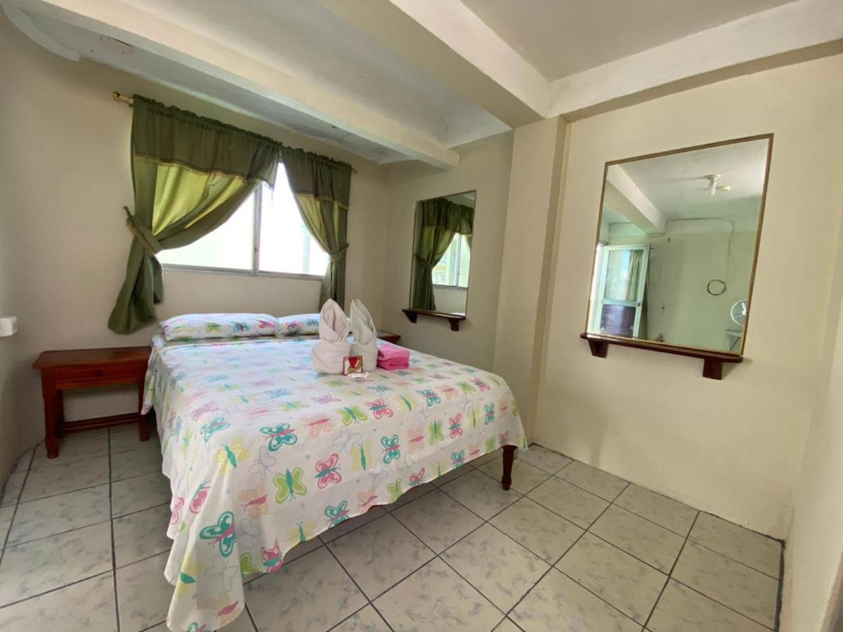 Historico Hostal Elizabeth Puerto Ayora  Kültér fotó
